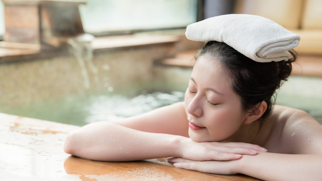 Các Onsen có nhiều Silica có thể giúp làm dịu và làm mềm da khô